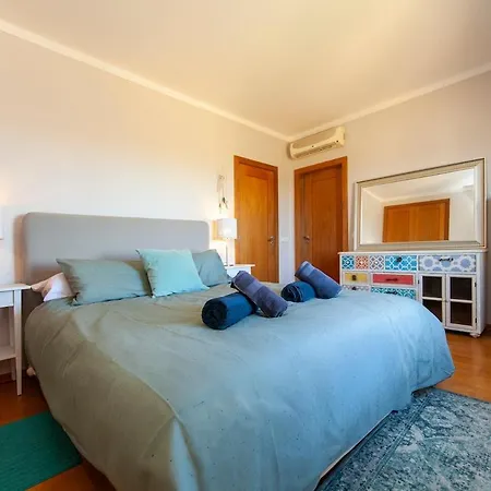 Апартаменты Spacious With Seaviews *